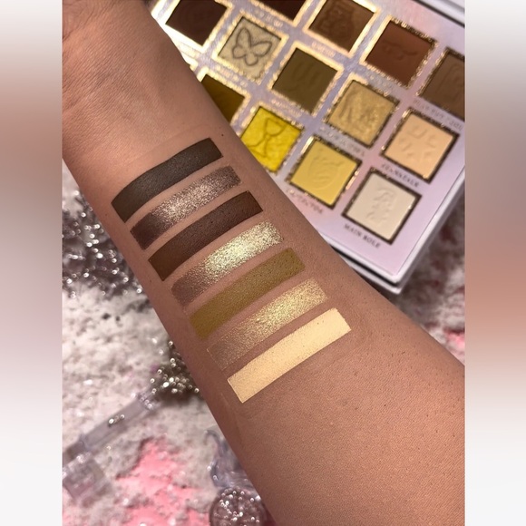 P.Louise If The Crown Fits Eyeshadow Palette - Pink and Gold - Picture 7 of 11